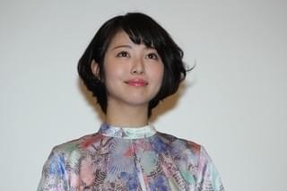 スパガ浅川梨奈、軽快セールストークで「咲」グッズを猛アピール 浜辺美波は爆笑