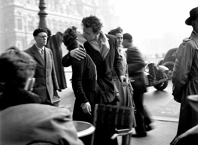 ドアノーの代表作「パリ市庁舎前のキス」