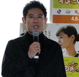 伊藤淳史、愛犬家も主演映画で共演した猫にいやされ「ニャンとも言えない感じ」