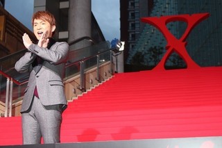 「X JAPAN」YOSHIKI、感激に声震わせファンに感謝 メンバー5人が六本木に降臨