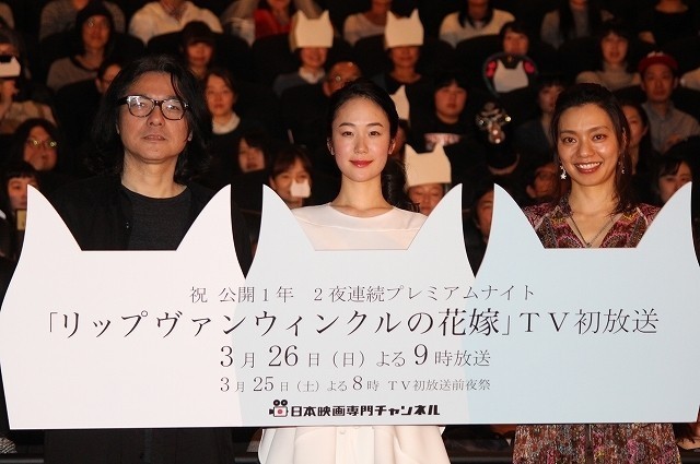 舞台挨拶に出席した（左から） 岩井俊二監督、黒木華、Cocco