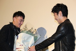 チャン・チェン、親友・妻夫木聡の日本アカデミー賞戴冠を祝して爆笑アイテム贈呈