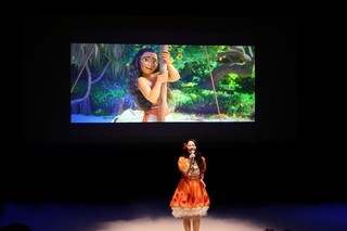 「モアナ」屋比久知奈、ディズニー・アート展オープンを歌唱で祝福