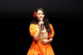 「モアナ」屋比久知奈、ディズニー・アート展オープンを歌唱で祝福