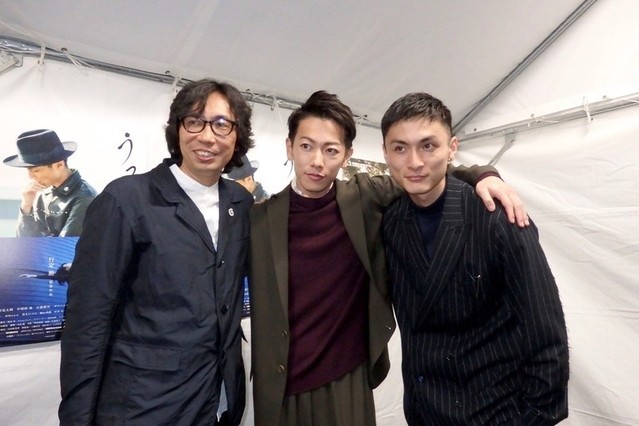 くまもと復興映画祭に出席した高良健吾（右）、 佐藤健、ディレクターの行定勲監督