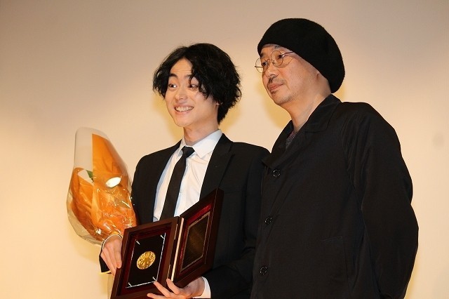 菅田将暉、初の主演男優賞獲得に喜び「学生服を着て賞を取れて嬉しい」