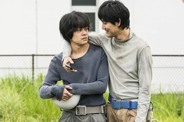 池松壮亮＆松田龍平が作業着姿で肩を組む 石井裕也監督作の新場面写真披露