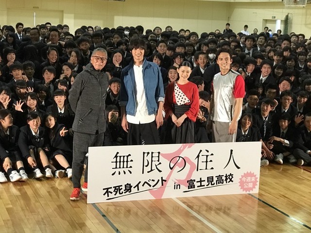 （左から）「ふじみ」つながりで富士見高校で公開 直前イベントを行った三池崇史監督、福士蒼汰、 杉咲花、満島真之介