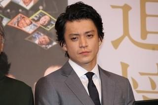 岡田准一＆小栗旬、巨匠・降旗康男＆木村大作のプレゼントに感激