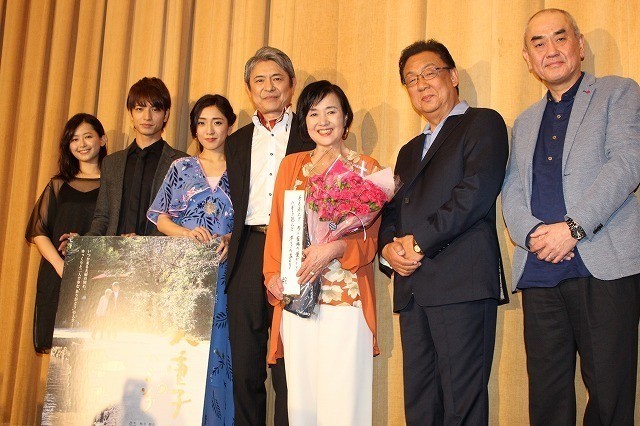 升毅、長編初主演作のパートナー・高橋洋子への愛あふれる短歌を披露！