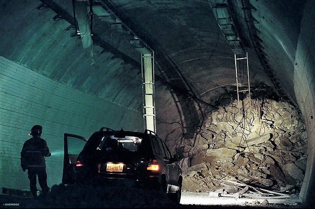 突然の崩落事故にハ・ジョンウ悲鳴！「トンネル」緊迫の本編映像を先行入手