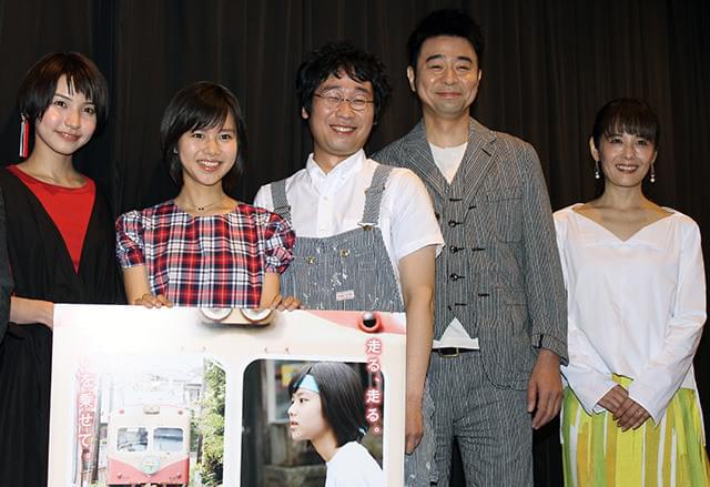 初主演作が封切られた松風理咲（左から2人目）