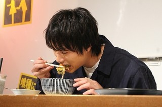 鈴木伸之「東京喰種」コラボカフェで舌鼓 異色料理に「カネキの目を食べるとは」
