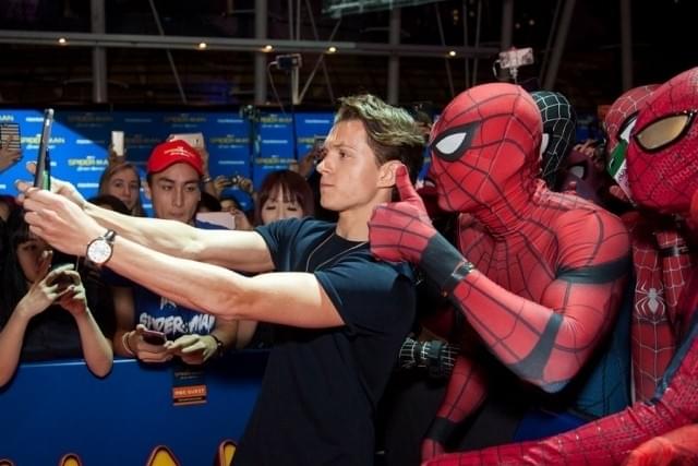 スパイダーマンにシンガポール熱狂！トム・ホランド、コスプレイヤーと“自撮り”で交流