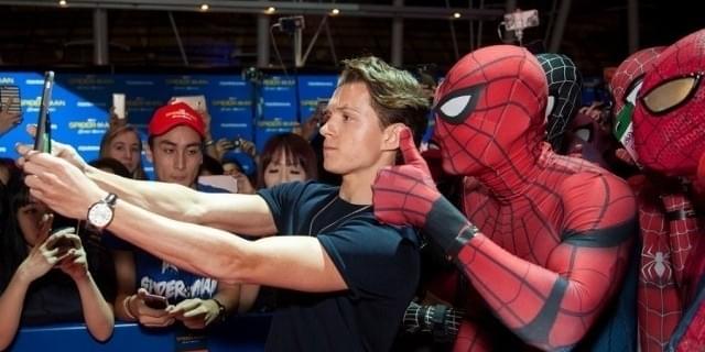 スパイダーマンにシンガポール熱狂！トム・ホランド、コスプレイヤーと“自撮り”で交流 : 映画ニュース - 映画.com