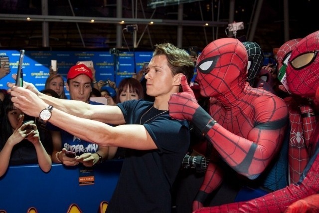 スパイダーマンにシンガポール熱狂！トム・ホランド、コスプレイヤーと“自撮り”で交流 - 画像4