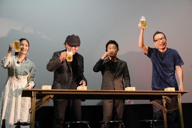 “酒場詩人”吉田類、銀幕デビュー作公開初日も…やっぱり飲む！祝い酒でほろ酔い