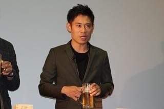 “酒場詩人”吉田類、銀幕デビュー作公開初日も…やっぱり飲む！祝い酒でほろ酔い