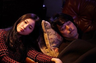 “殺人者”吉高由里子が眠る松山ケンイチに寄り添う「ユリゴコロ」場面写真を入手！