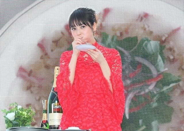 佐々木希、イベント試食コーナーでまさかの本気食い!?