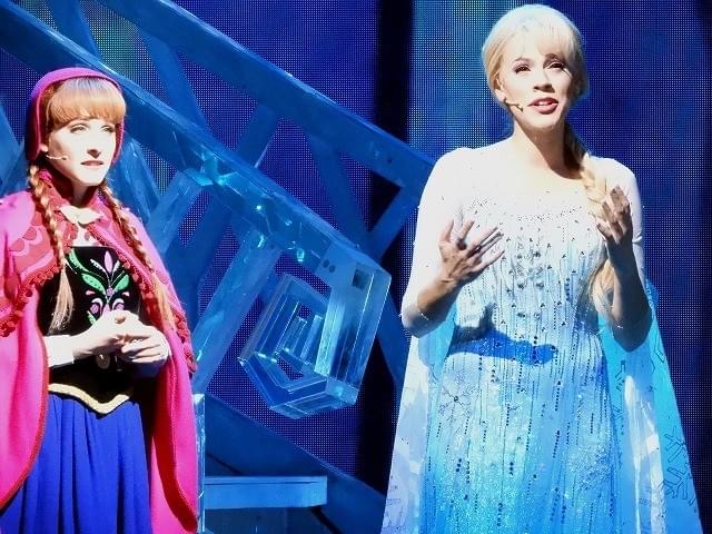 米ディズニーランド・リゾート「アナ雪」本格ミュージカルで生歌「レリゴー」に酔いしれる!!