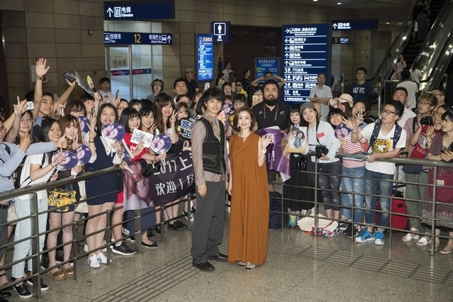 上戸彩「昼顔」に上海ファン熱狂！斎藤工は空港で警備員に怒られる