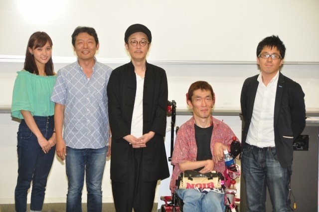 モデルとなった熊篠慶彦氏（写真右から2人目）とは10年来の友人