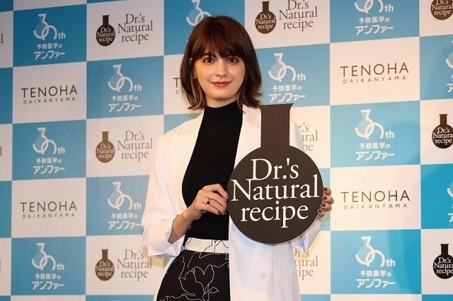 マギー、白衣姿を初披露！ “美ボディ”キープの秘訣は「3日以内の調整」