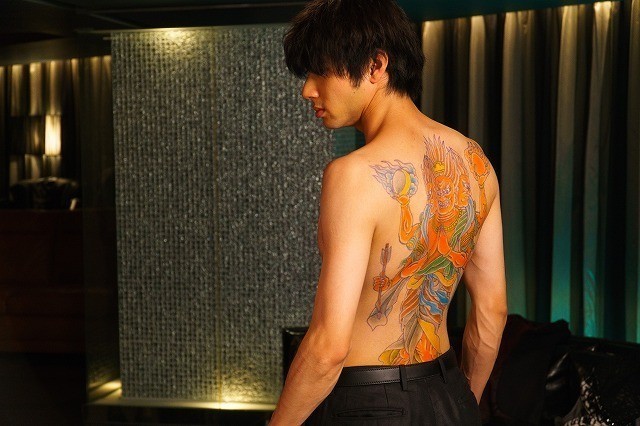 山田裕貴の背中に刺青が･･･！