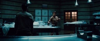 トム・クルーズ「ザ・マミー」で全裸公開！股間を隠して赤面する本編映像