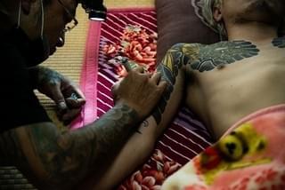 タトゥーへのこだわりがわかるメイキング写真「全員死刑」