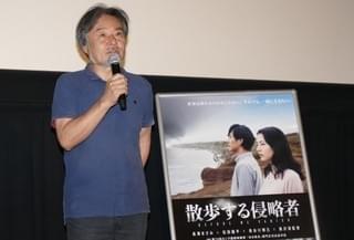 「散歩する侵略者」黒沢清監督、“侵略者”演じる恒松祐里を「天才」と絶賛