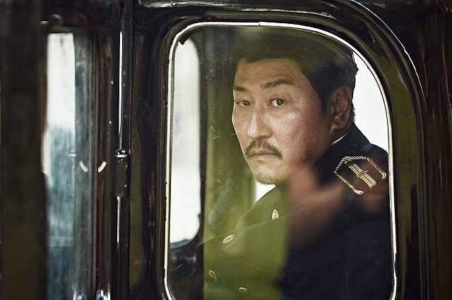 韓国映画「密偵」11月11日公開！ソン・ガンホ＆コン・ユが腹を探り合う場面写真も披露 - 画像1