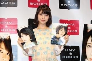 浜辺美波、写真集＆カレンダー“ダブル重版”に満面の笑み「心から嬉しい」