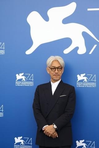 坂本龍一ドキュメンタリーにベネチアが熱狂！行く先々で声をかけられる人気