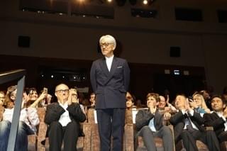 坂本龍一ドキュメンタリーにベネチアが熱狂！行く先々で声をかけられる人気