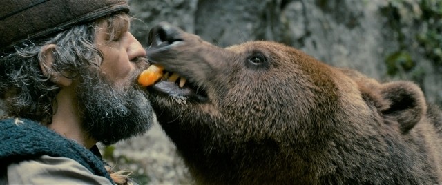 ムツゴロウもびっくり？「オン・ザ・ミルキー・ロード」クストリッツァ、本物の熊との共演映像