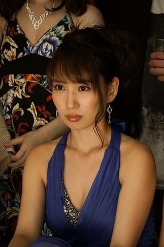 夏菜主演「ハケンのキャバ嬢」で岡本夏美、増田有華らがセクシー衣装を披露！