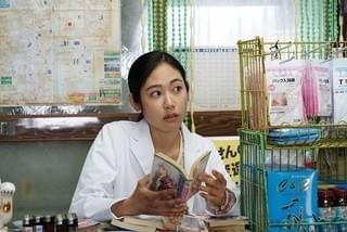 謎めいた薬局店員・桃子役を熱演「孤狼の血」
