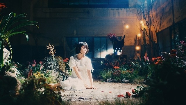 浜辺美波、三木孝浩監督作MVに出演！Aimer新曲「花の唄」で神秘的に舞う - 画像6