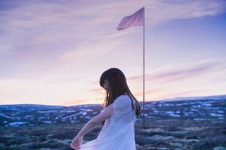 浜辺美波、三木孝浩監督作MVに出演！Aimer新曲「花の唄」で神秘的に舞う