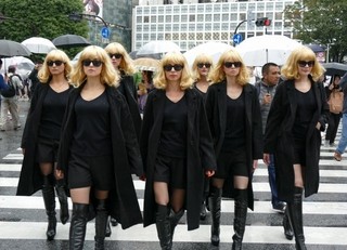 雨の渋谷に15人のシャーリーズ・セロンが出現!?