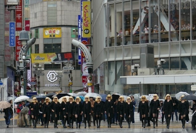 雨の渋谷に15人のシャーリーズ・セロンが出現!? - 画像2