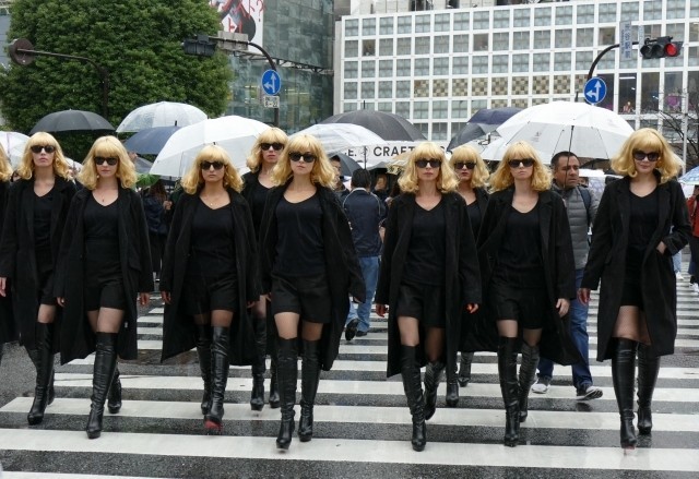 雨の渋谷に15人のシャーリーズ・セロンが出現!? - 画像9