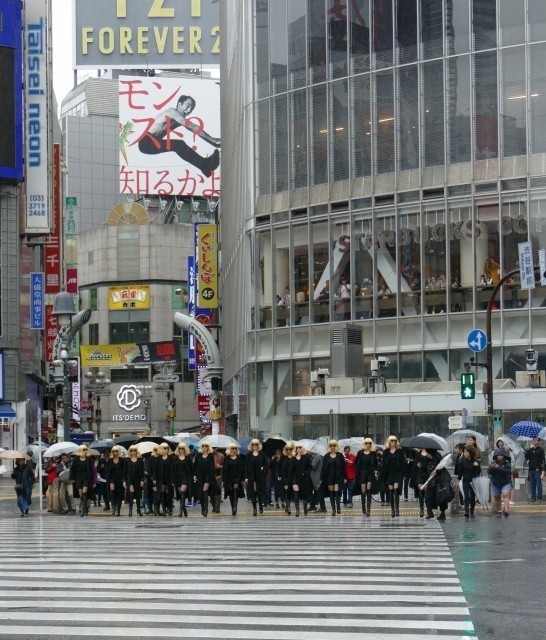 雨の渋谷に15人のシャーリーズ・セロンが出現!? - 画像3