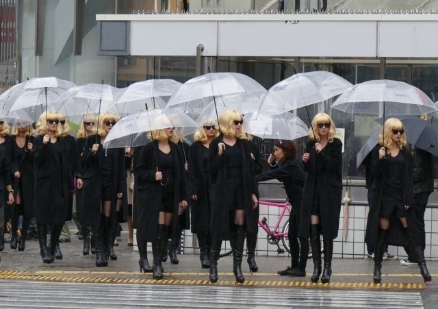 雨の渋谷に15人のシャーリーズ・セロンが出現!? - 画像1