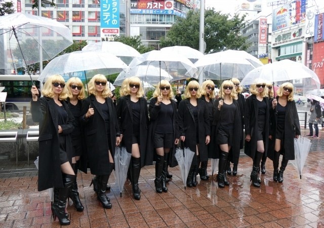 雨の渋谷に15人のシャーリーズ・セロンが出現!? - 画像6