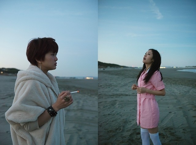 佐津川愛美（左）＆阿部純子、夜明けの海辺で