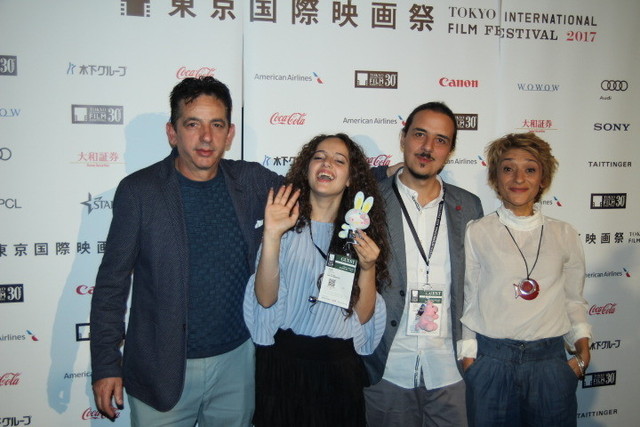 （左から）ロザリオ・カロッチャ、 シャロン・カロッチャ、ルカ・ベッリーノ 監督、シルビア・ルーツィ監督