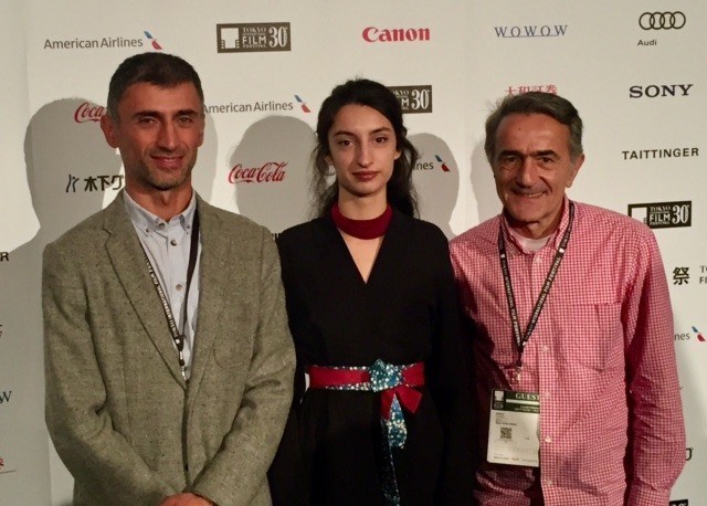 （左から）プロデューサーのスルハン・ トゥルマニゼ、女優のマリスカ・ ディアサミゼ、ザザ・ハルバシ監督